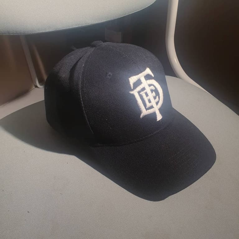 baseball cap with a logo of top dawg entertainment